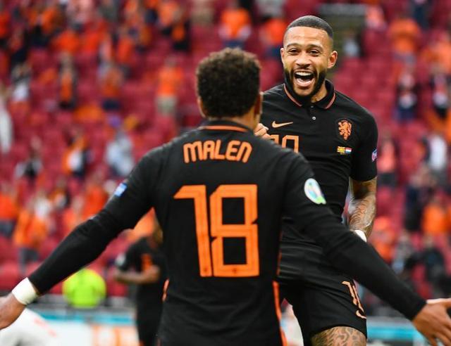 他笑着摇头 他笑着摇头